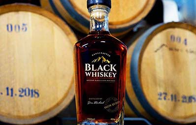 Black Whiskey, el primer destilado elaborado a partir de maíz morado