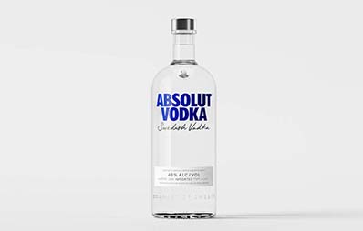 La icónica botella de Absolut Vodka proyecta su nuevo diseño