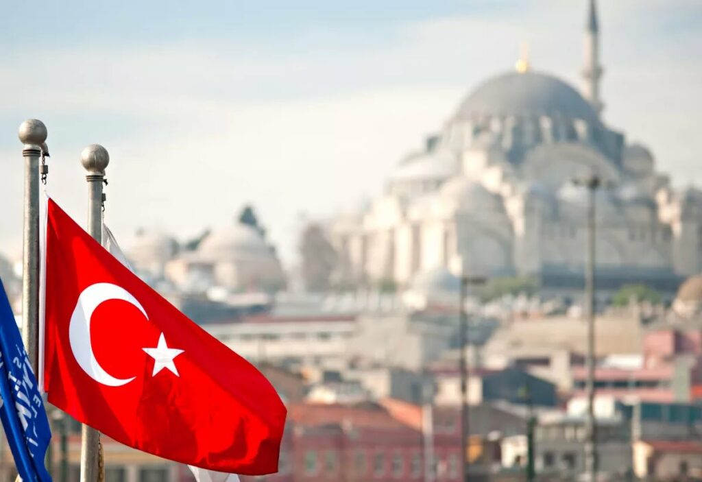 Turquía cambia su nombre oficial y hora es Türkiye